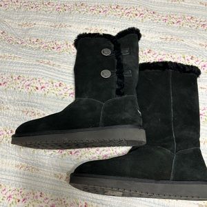 Beautiful suede black boots with fur trim. Insulated warm winter boots